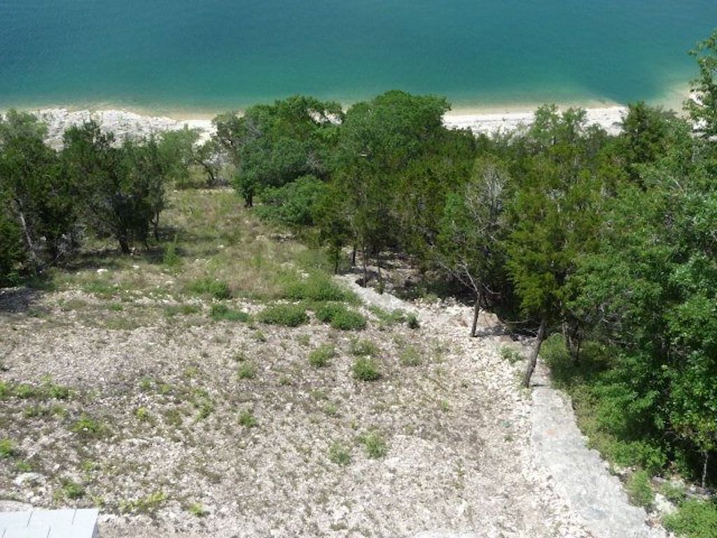 Steps lead from the deck directly to beautiful Canyon Lake. 