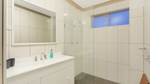 Shower, towels - Apollo Unit 7 - 1st Floor (Narooma)