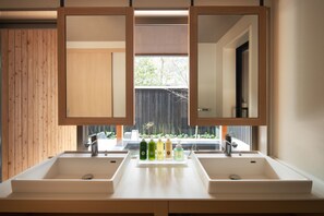 Traditional Room (Japanese, Out Bath, RB2, for 2 Guests) | Bilik Mandi | Kelengkapan dandanan diri percuma, pengering rambut, selipar 