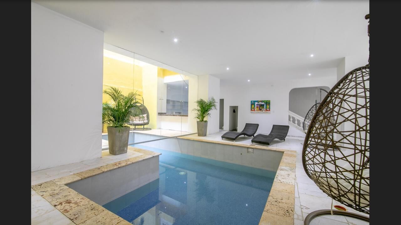 Innendørsbasseng og utendørsbasseng