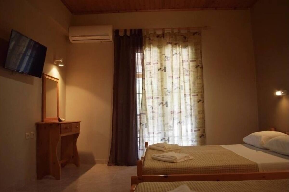 WiFi (free), bed sheets