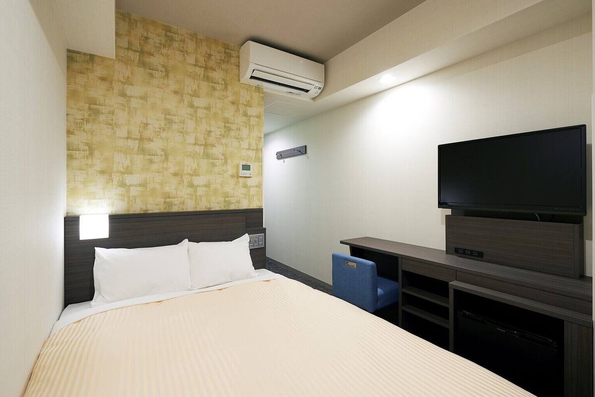 Desk, iron/ironing board (on request), free WiFi, bed sheets