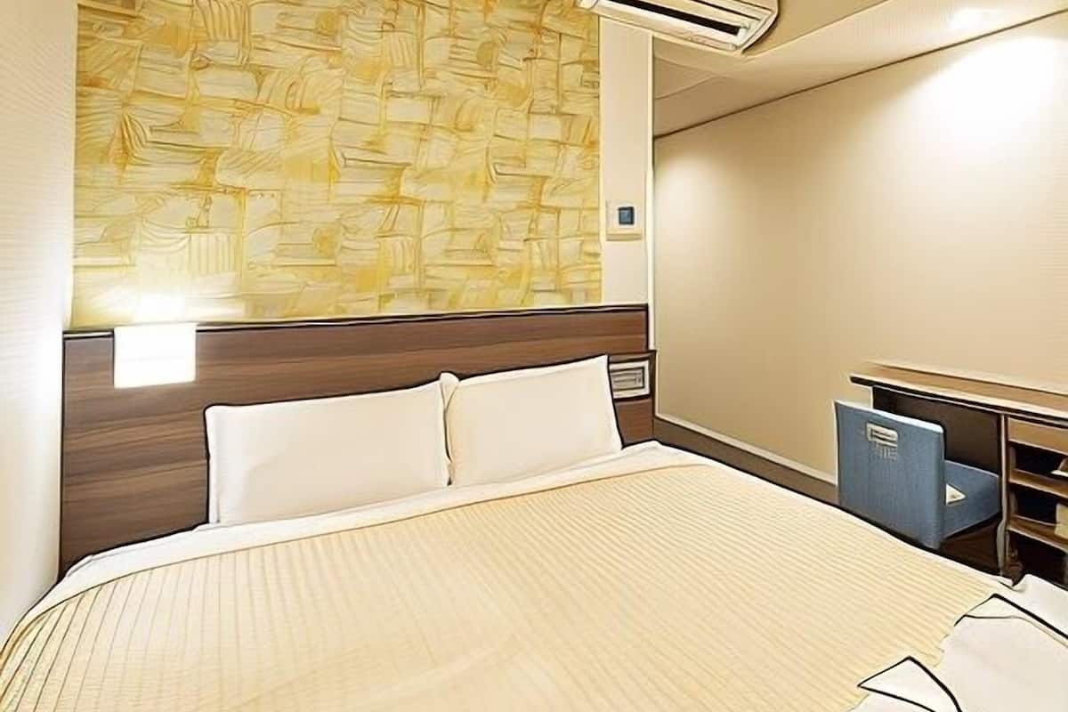 Meja, seterika/papan seterika, Wi-fi percuma, cadar katil