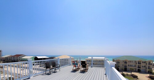 Golf cart, roof deck, elevator, spa, chef kitchen. 600' from beach. 5 🌟 rating!