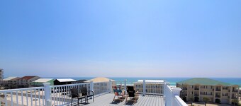 Golf cart, roof deck, elevator, spa, chef kitchen. 600' from beach. 5 🌟 rating!