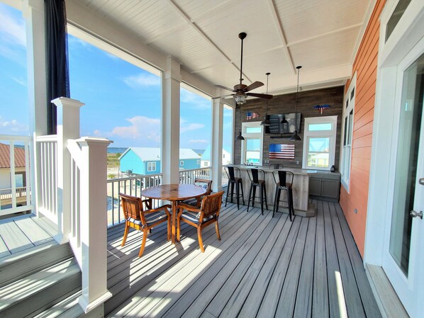 Outdoor dining - Golf cart, roof deck, elevator, spa, chef kitchen. 600' from beach. 5 🌟 rating! (Navarre)