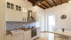 Fridge, microwave, stovetop, dishwasher - Prestigious apartment in Vicolo del Cinque, in the characteristic Rione Trastevere (Rome)