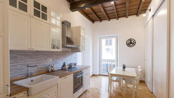 Fridge, microwave, stovetop, dishwasher
