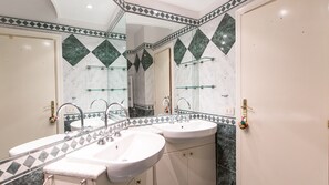 Dusche, Haartrockner, Bidet, Handtücher