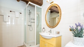 Douche, sĂšche-cheveux, bidet, serviettes fournies
