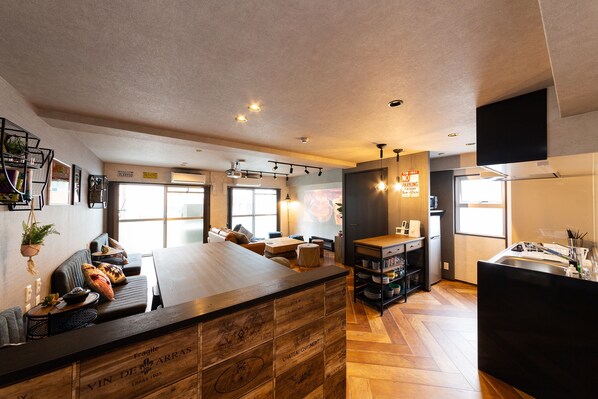 American Vintage, Non Smoking | Private kitchen | Fridge, microwave, stovetop, cookware/dishes/utensils