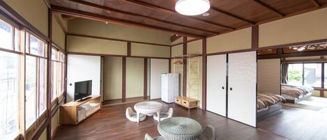 Private Vacation Home | Living room | Flat-screen TV