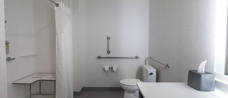 Une salle de bain moderne équipée d’une douche, de toilettes et d’un lavabo.