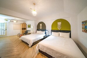 Deluxe-Vierbettzimmer | Verdunkelungsvorhänge, kostenloses WLAN, Bettwäsche