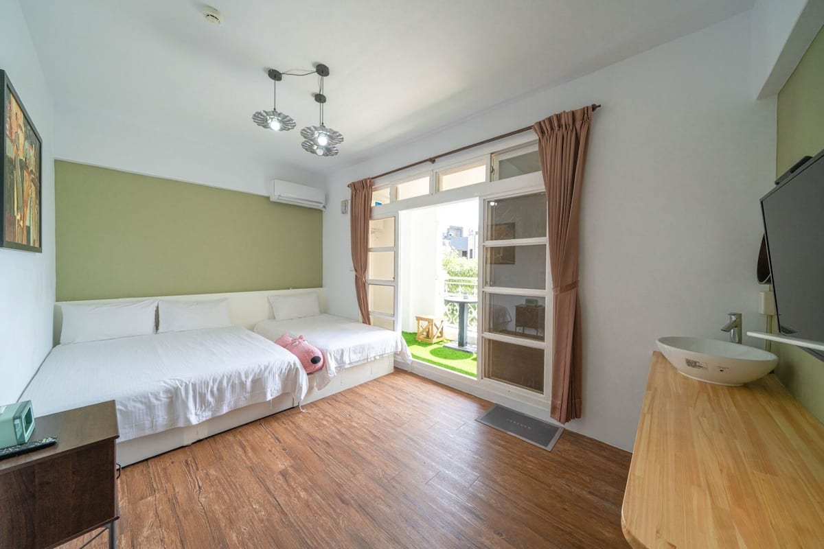 Family Triple Room | Blackout drapes, free WiFi, bed sheets