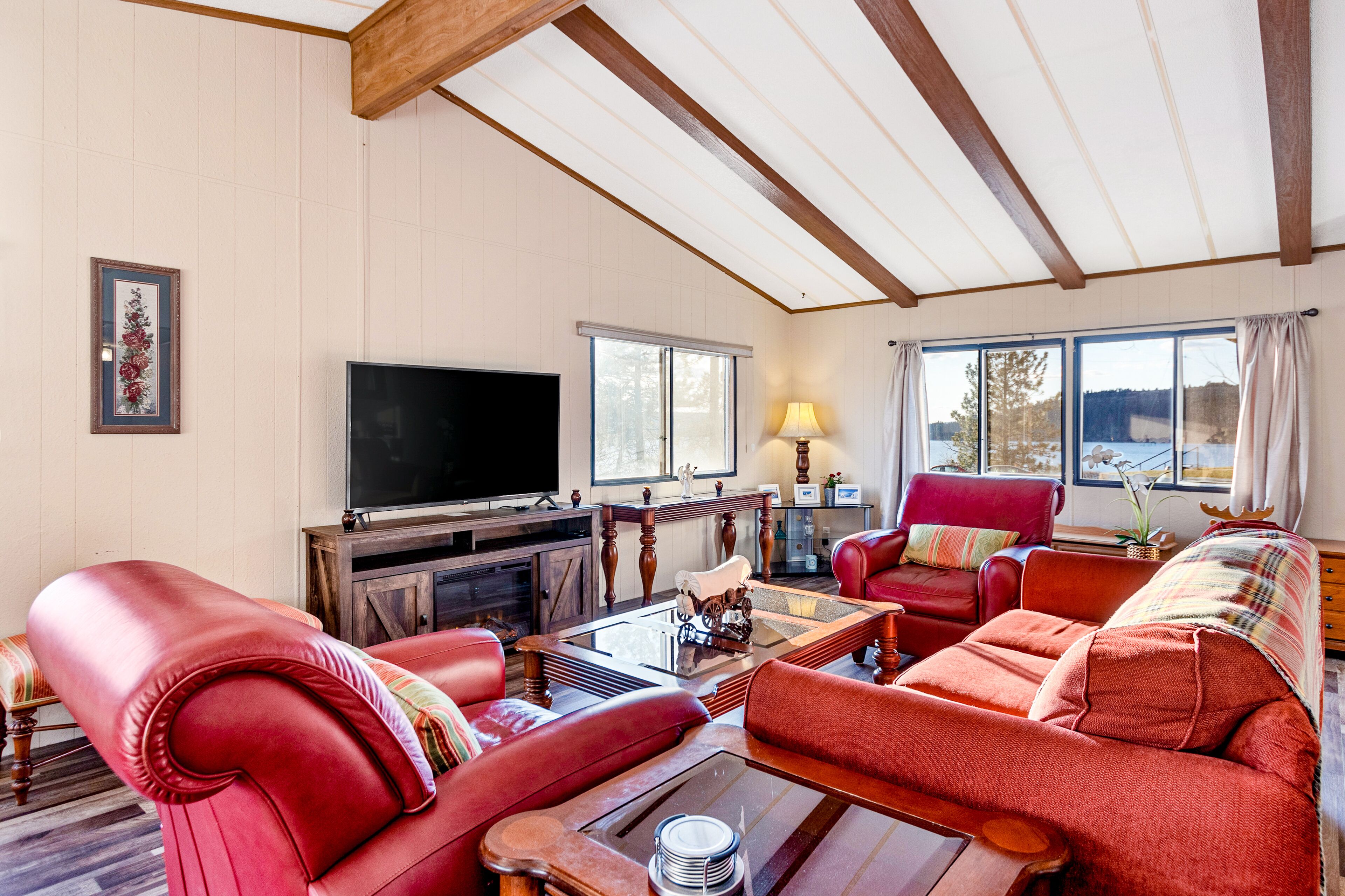 Cozy, waterfront home on Lake Coeur d'Alene - walk to downtown Harrison