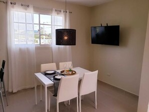 TV - Lovely 2 Bedroom Apartment (Monte Cristi)