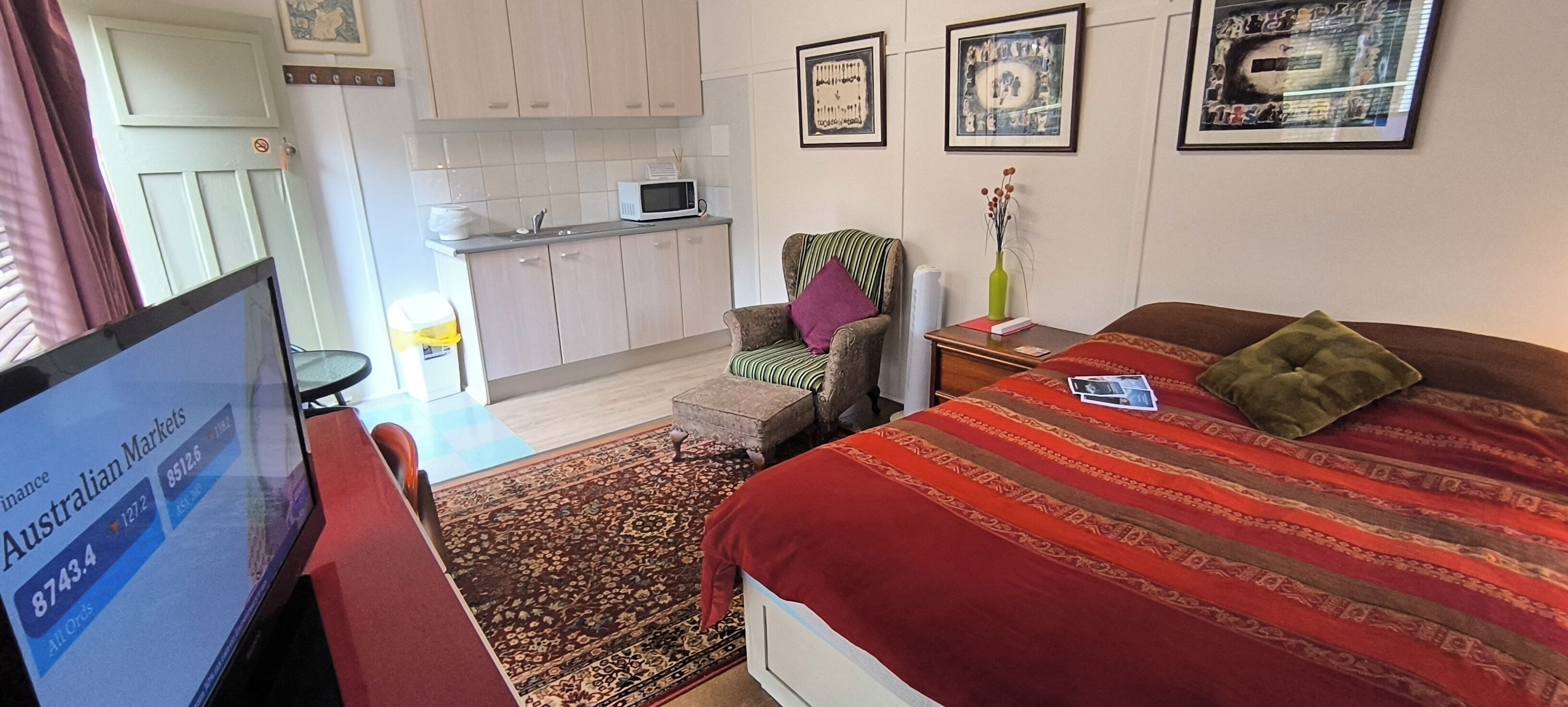 Comfy double bed, lounge chair, kitchenette, sink, microwave, kitchen items

