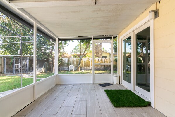 Terrace/patio - Sunshine Paradise Close To Downtown & The Beach-TESLA CHARGER-Newly Remodel (St. Petersburg)