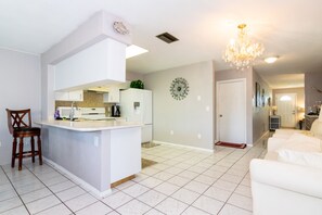 Interior - Sunshine Paradise Close To Downtown & The Beach-TESLA CHARGER-Newly Remodel (St. Petersburg)