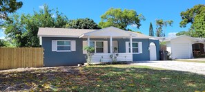 Exterior - Sunshine Paradise Close To Downtown & The Beach-TESLA CHARGER-Newly Remodel (St. Petersburg)