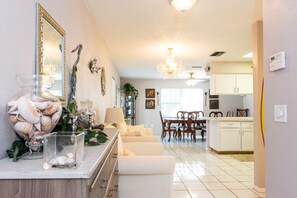 Smart TV, computer monitors - Sunshine Paradise Close To Downtown & The Beach-TESLA CHARGER-Newly Remodel (St. Petersburg)