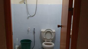 Dusche, Bidet, Handtücher, Seife