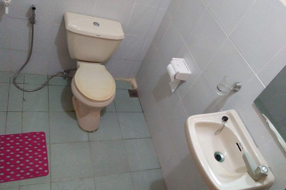 Serene studio in a gated property in the town center