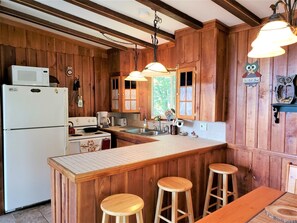 Fridge, microwave, oven, stovetop - It`s Owl Good | 2 Bed, 1 Bath (Luray)