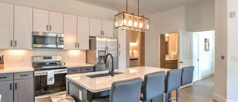 Refrigerador, microondas, horno, placa de cocina