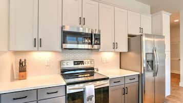Geladeira, micro-ondas, fogão, cooktop