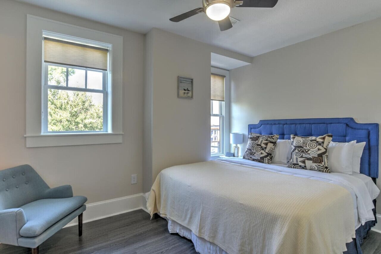 Tabla de planchar con plancha, wifi gratis y ropa de cama 