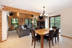 TV, fireplace, offices - Mountain townhouse, walk to village & bike park (Whistler)