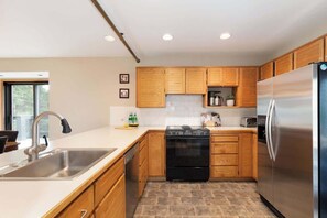 ثلاجة، ميكروويف، فرن، موقد طهي مسطح