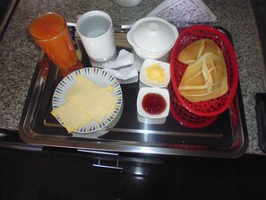 Daily continental breakfast (PEN 2.5 per person)