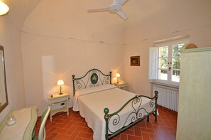 1 bedroom, travel cot, free WiFi, bed sheets - Cosy apartment for 2 guests with WIFI, pool, TV and pets allowed, close to San Gimignano (Volterra)