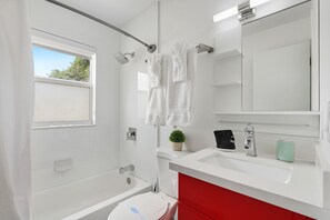 Dusche, Haartrockner, Handtücher, Toilettenpapier
