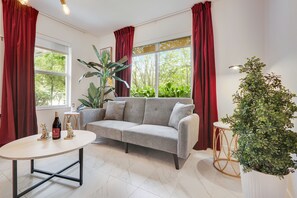 Smart TV - Fuego: Casita Near Beach & Gym Access (Hollywood)