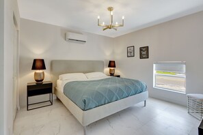 3 bedrooms, desk, iron/ironing board, free WiFi - Soleil: Casita Near Beach & Gym Access (Hollywood)