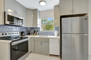 Fridge, microwave, oven, stovetop - Soleil: Casita Near Beach & Gym Access (Hollywood)