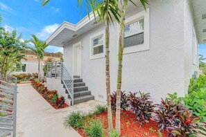 Exterior - Soleil: Casita Near Beach & Gym Access (Hollywood)