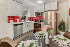 Een koelkast, een magnetron, een oven, een kookplaat