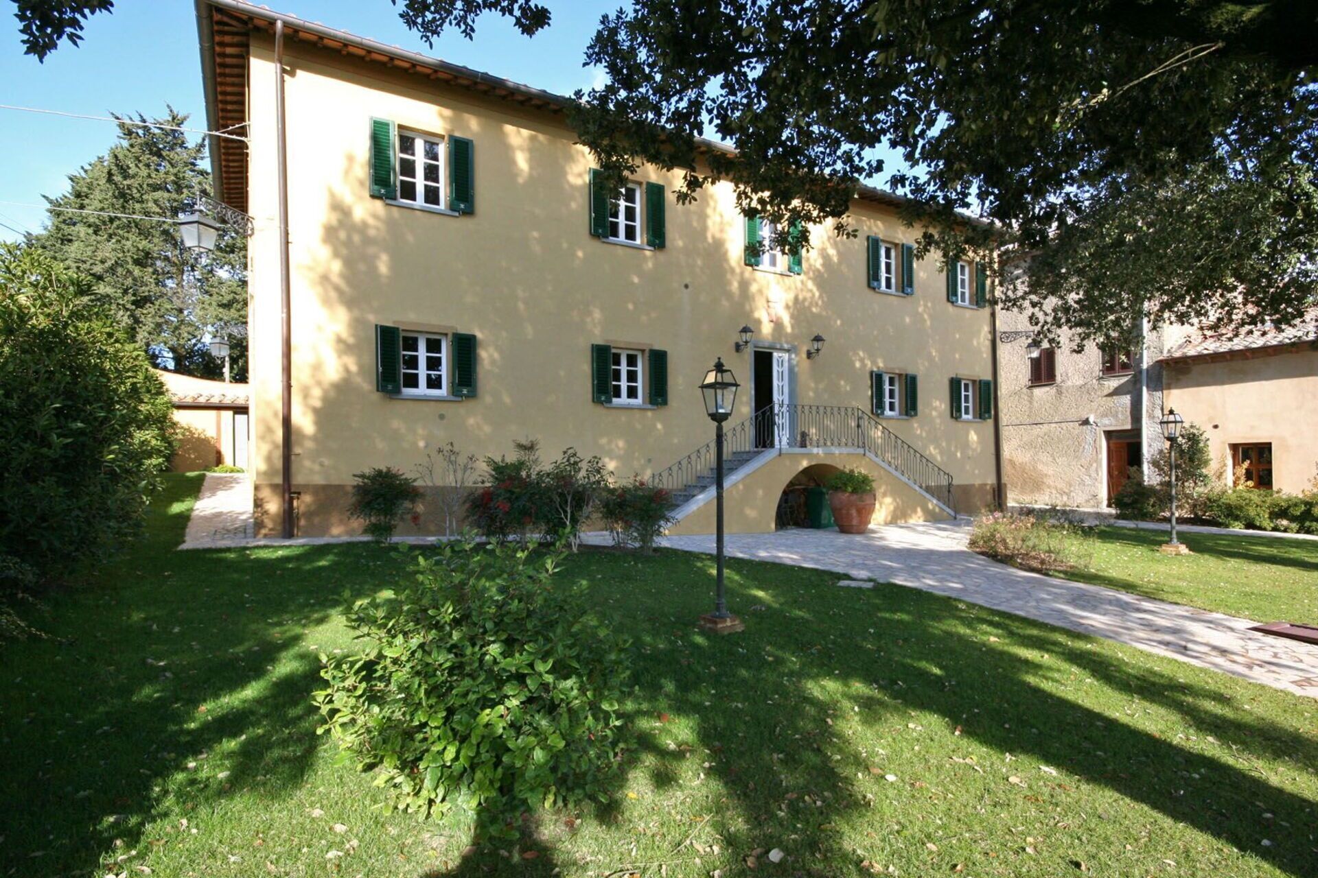 Un bâtiment à deux étages doté d’un escalier central et d’une petite entrée.
