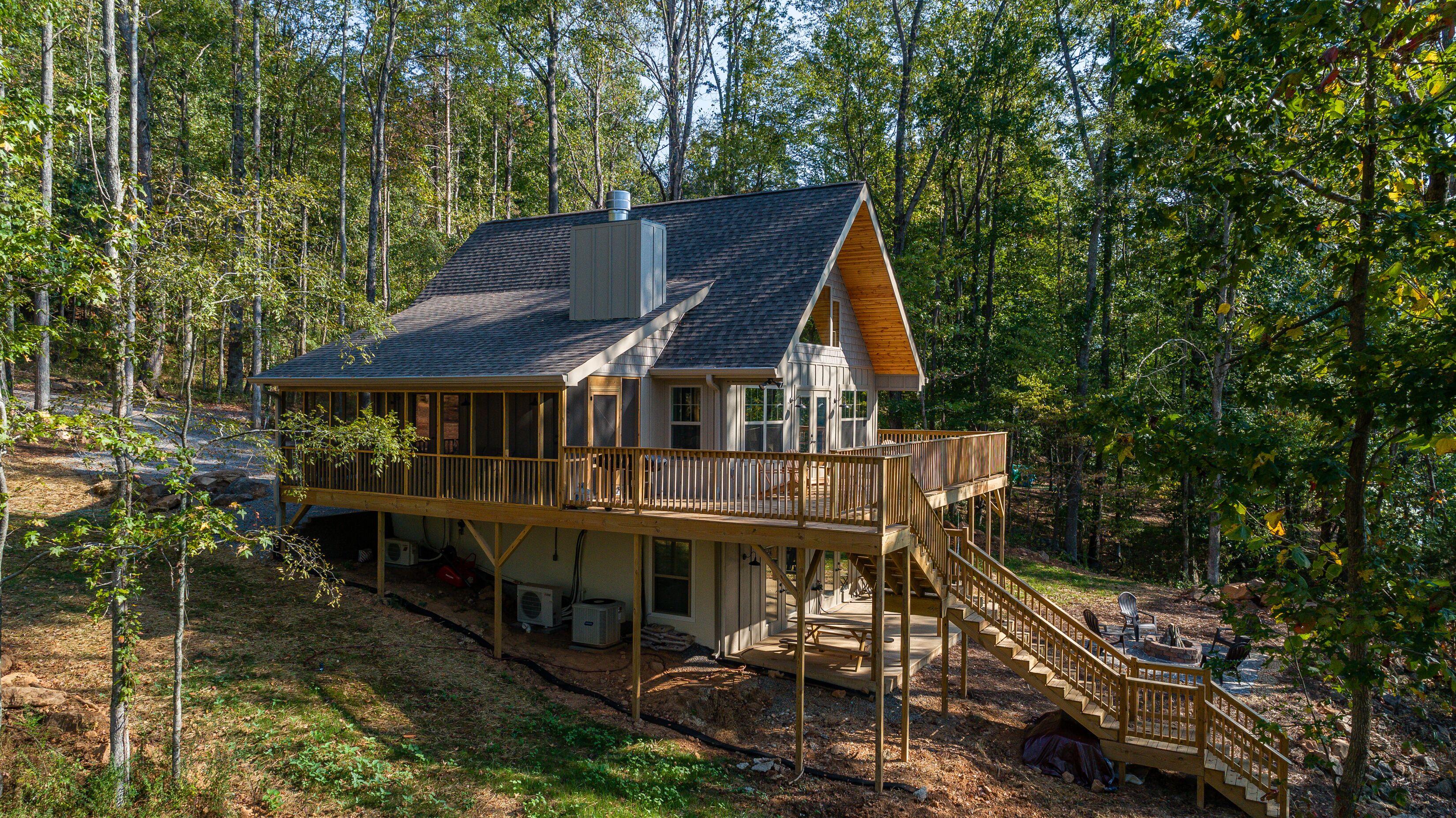 Beautiful river cabin on the Tennessee River is on VRBO and NOT on Craigslist.