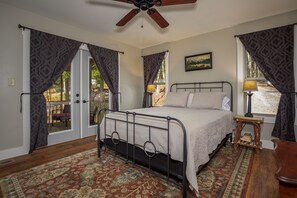 4 makuuhuonetta, silitysrauta/-lauta, ilmainen Wi-Fi, vuodevaatteet