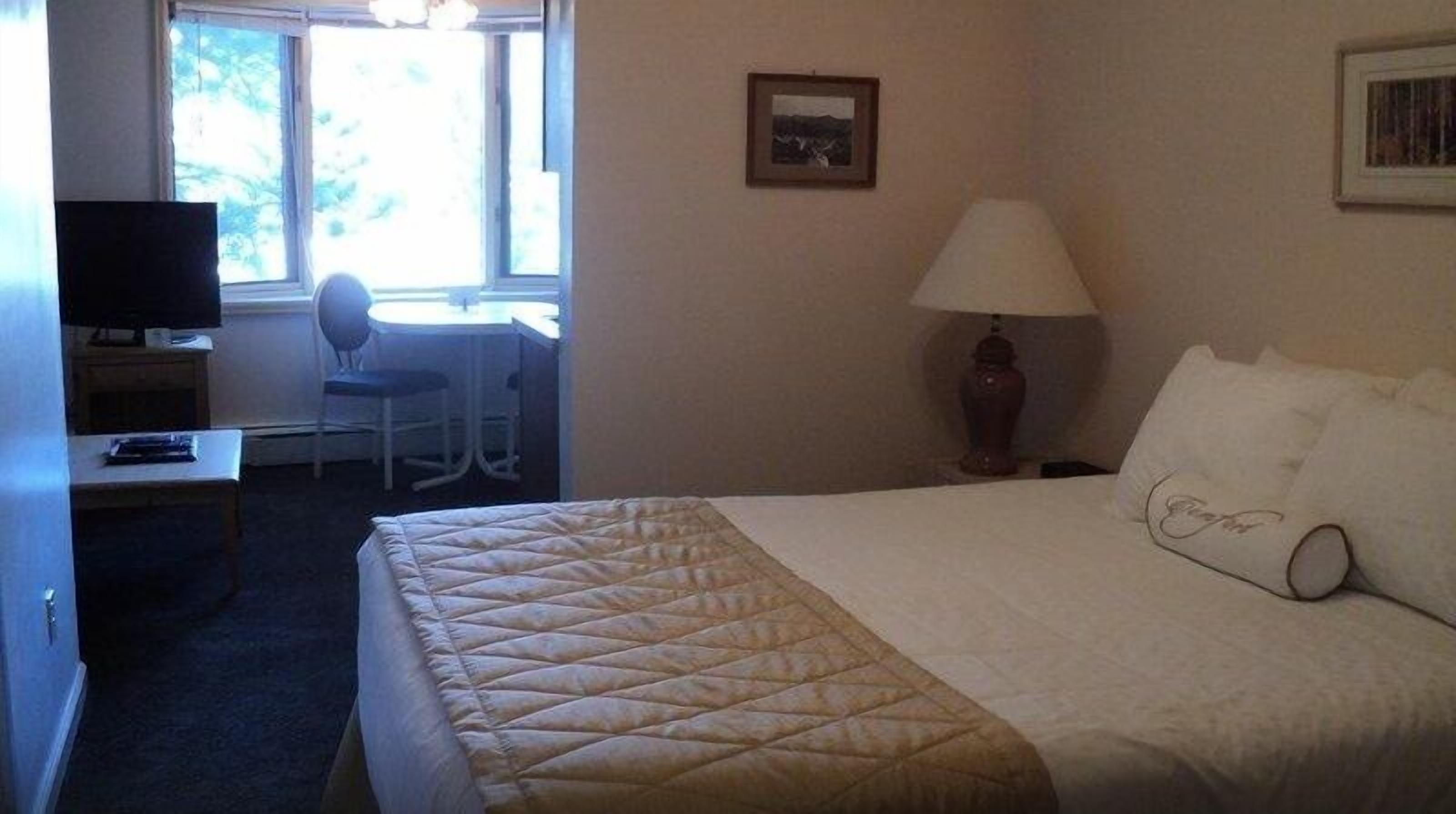 2 BDRM- HISTORIC CRAGS LODGE- BEAUTIFUL GROUNDS/MOUNTAIN VIEWS/GREAT LOCATION