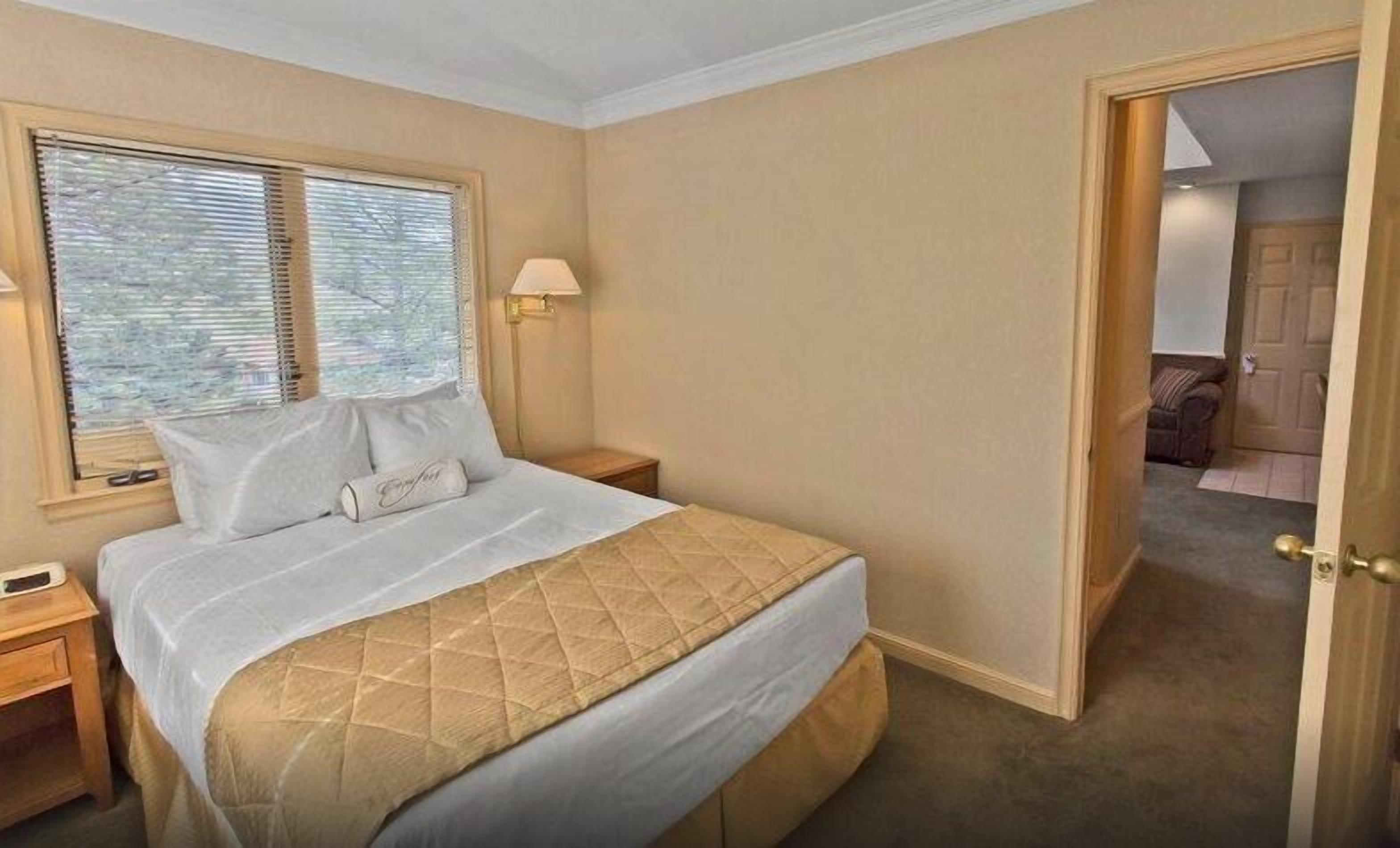 2 BDRM- HISTORIC CRAGS LODGE- BEAUTIFUL GROUNDS/MOUNTAIN VIEWS/GREAT LOCATION