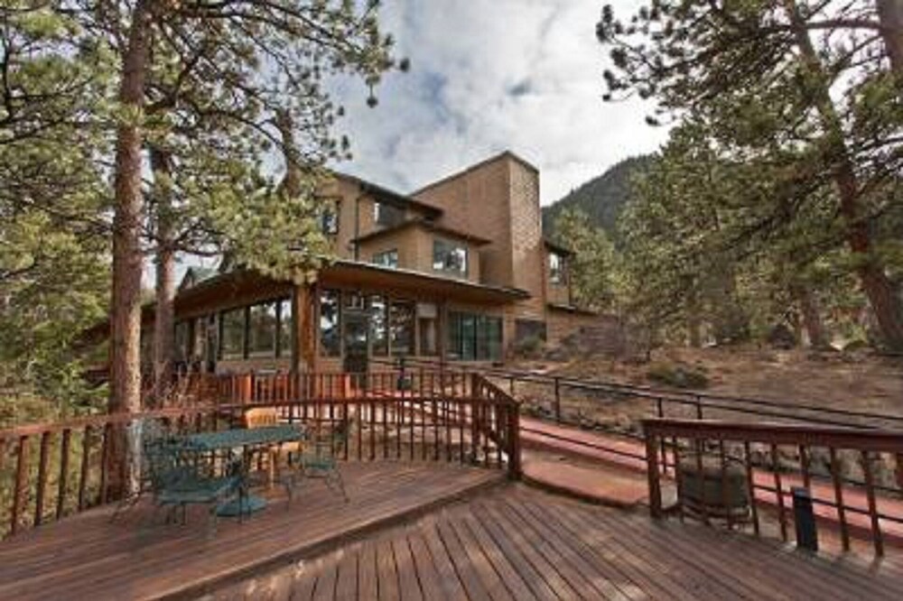 2 BDRM- HISTORIC CRAGS LODGE- BEAUTIFUL GROUNDS/MOUNTAIN VIEWS/GREAT LOCATION