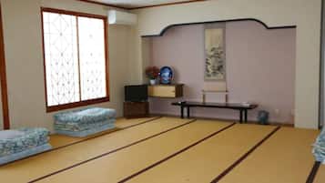 Japanese style room for 8 Guests | Free WiFi