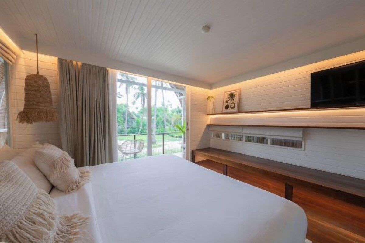 Minibar, in-room safe, iron/ironing board (on request), WiFi (free)